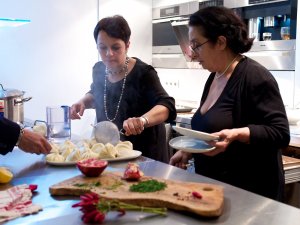 Tamara Agiashvili und Manana Ninidze servieren Khink'ali Tamara Agiashvili und Manana Ninidze servieren Khink'ali