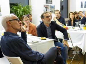 Wolfgang Reiter und Merab Ninidze hören Tatjana Alexander zu Wolfgang Reiter und Merab Ninidze hören Tatjana Alexander zu