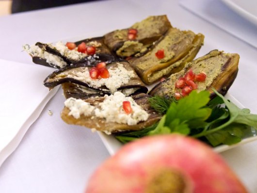 ბადრიჯანი ყველით (Badrijani q'velit) und  ნიგვზიანი ბადრიჯანი (Nigvziani badrijani) - Melanzani mit Walnüssen und Käse gefüllt