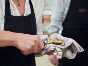 Austern öffnen Nathalie Pernstich öffnet eine Auster