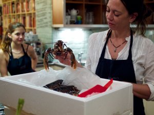 Dramatis Personae Im Vordergrund Nathalie Pernstich mit einem Hummer, im Hintergrund Luisa Schrammel