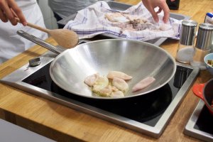 Calamaretti im Wok Calamaretti brutzeln im Wok