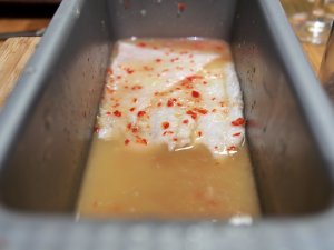 Ceviche marinieren Wolfsbarschfilets werden mit Limettensaft und Chili mariniert