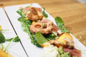 Gegrillter Pulpo, Pfirsich-Mozarella-Salat, Mojito-Pesto Gegrillter Pulpo, Pfirsich-Mozarella-Salat, Mojito-Pesto