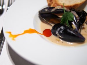 Miesmuscheln mit Weißbrot und Chiliöl Miesmuscheln mit Weißbrot und Chiliöl