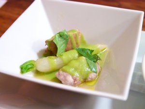 Bries aus dem Räucheröl mit wildem Zeller & Eiszapfen Bries aus dem Räucheröl mit wildem Zeller & Eiszapfen