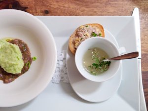 Bruckfleisch vom Kitz mit Bärlauchnockerl & Wurzeln / Geliertes Maishendl mit Thymian & Wiener Croûton Bruckfleisch vom Kitz mit Bärlauchnockerl & Wurzeln / Geliertes Maishendl mit Thymian & Wiener Croûton