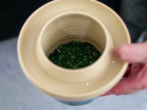 Gärtopf mit fein geschnittenem Bärlauch Gärtopf mit fein geschnittenem Bärlauch