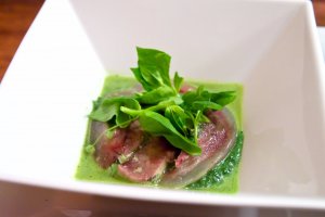 Gerollter Kalbskopf im Vogelmierensud mit Brennesselspinat Gerollter Kalbskopf im Vogelmierensud mit Brennesselspinat