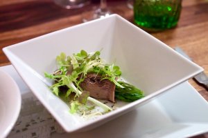 Grüner Spargel mit Züngerl, Kernöl & rotem Senf Grüner Spargel mit Züngerl, Kernöl & rotem Senf