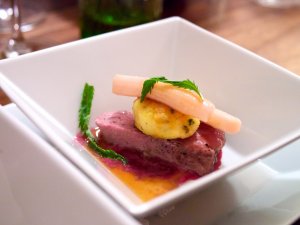 Kalbsleber aus dem Ofen mit Rhabarber, Schlehen & Muskatkraut Kalbsleber aus dem Ofen mit Rhabarber, Schlehen & Muskatkraut