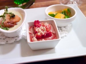 Orangenschokolade mit Blutorangensalat & Streusel / Ananasbeignet mit gesäuertem Huflattich & Verbene / Mispeln mit Erdbeerminze Orangenschokolade mit Blutorangensalat & Streusel / Ananasbeignet mit gesäuertem Huflattich & Verbene / Mispeln mit Erdbeerminze