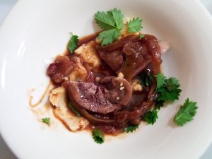 Sauté von Lammnieren & -herz mit Sesampüree & Pimpernelle - Niere sichtbar Sauté von Lammnieren & -herz mit Sesampüree & Pimpernelle