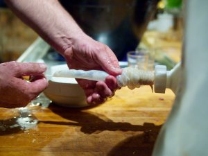 Auffädeln des Darms auf den Wurstfüllaparat Auffädeln des Darms auf den Wurstfüllaparat