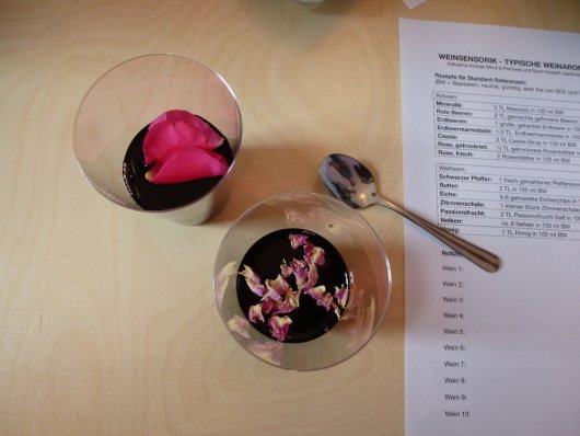 Frische vs. getrocknete Rosenblüten bei der Weinsensorik