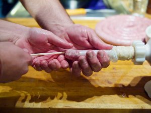 Füllen von Bratwürsten Bratwursterzeugung mit einem Wurstfüller