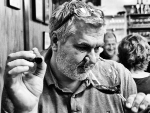 Jürgen Schmücking bei der Weinprobe Jürgen Schmücking bei der Weinprobe