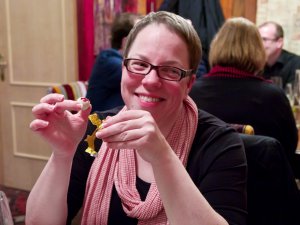 Katharina Seiser Katharina Seiser mit "Augapfel" (Kirschpraline)