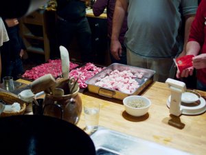 Mageres Fleisch und Fett in Würfel geschnitten Mageres Fleisch und Fett in Würfel geschnitten