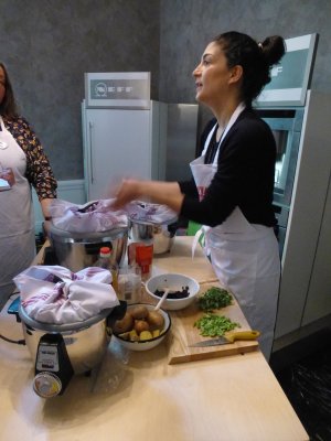 Parvin Razavi in Aktion Parvin Razavi erläutert die Unterschiede beim Reiskochen