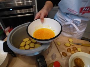 Safranreis Erdäpfelscheiben und eine Schüssel mit ungekochtem Safranreis