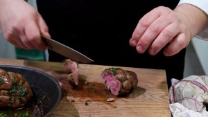 Adi Bittermann schneidet angebratene Kalbsnieren auf Adi Bittermann schneidet angebratene Kalbsnieren auf