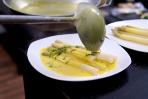 Eine leichte Curry-Sauce zum weißen Spargel Eine leichte Curry-Sauce zum weißen Spargel