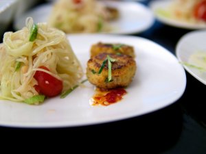 Fischbällchen frittiert Fischbällchen mit Reisnudeln