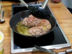 Kalbsnieren werden arrosiert Kalbsnieren werden in der Pfanne arrosiert