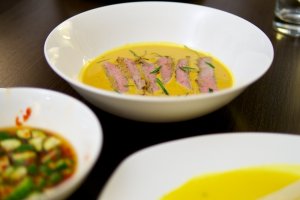 Penang-Curry mit Beiriedschnitte Eine Schüssel Panang-Curry mit Beiriedschnitte