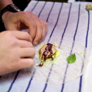 Vietnamesische Frühlingsrolle Wolfgang Krivanec rollt ein Reisblatt zu einer vietnamesischen Frühlingsrolle.