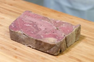 Vorgekochtes Beuschel Eine Scheibe vorgekochtes, gepreßtes Beuschel