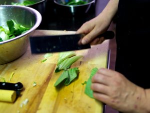 Wolfgang Krivanec hackt Pak-choi Wolfgang Krivanec hackt Pak-choi