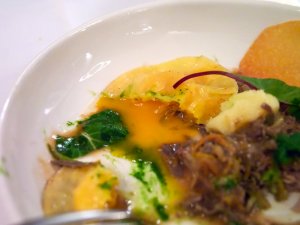 Angeschnittener Dotter-Raviolo Tafelspitz und Kalbsbeuscherl mit einem angeschnittenen Dotter-Raviolo