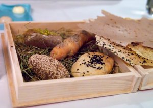 Brotkiste Jourgebäck und Schüttelbrot in einer mit Heu gepolsterten Holzkiste