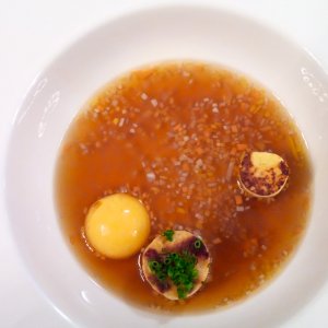 Essenz vom Almo, Dotter vom Herk-Ei, Knödel, Sherry III Essenz vom Almo, Dotter vom Herk-Ei, Knödel, Sherry