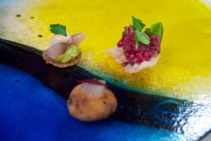 Gruß aus der Küche: hausgebeizter Forelle und Avocado, gebackener Kalbskopf mit eingelegter Senfgurke, Tapioka-Chip mit Beef Tatar Sauerteigbrötchen mit hausgebeizter Forelle und Avocado, gebackener Kalbskopf mit eingelegter Senfgurke, Tapioka-Chip mit Beef Tatar