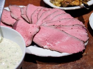 Roastbeef mit Sauce Trara Dünne aufgeschnittenes Sous-vide-Roastbeef mit Sauce Trara