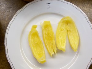 Salzzitrone nach "Citrus" Schale einer Salzzitrone nach dem Rezept in "Citrus" auf einem weißen Porzellanteller