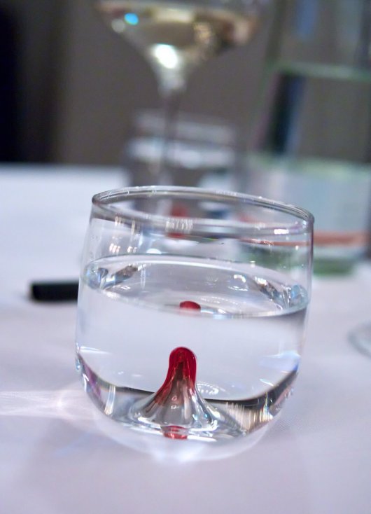 Wasserglas mit Lavalampen-ähnlicher Ausstülpung im Boden