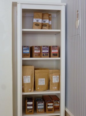 Hanfsamen, Gewürze und Roh-Kakao-Pulver Hanfsamen, Gewürze und Roh-Kakao-Pulver in einem Regal