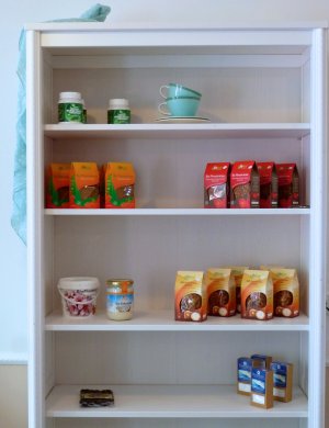 Knabbereien, Mandelmuß und vieles mehr Knabbereien, Mandelmuß und vieles mehr in einem Regal im Tilia's