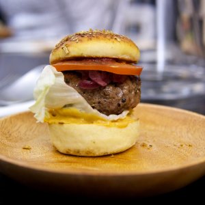 Briocheburger mit Rindfleisch-Grille-Heimchen-Laberl und Mehlwurm-Knusper von Harald Irka Briocheburger mit Rindfleisch-Grille-Heimchen-Laberl und Mehlwurm-Knusper von Harald Irka
