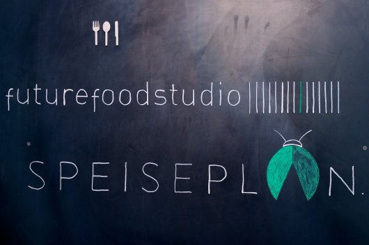 Die Tafel des futurefoodstudio mit dem Speiseplan-Logo versehen