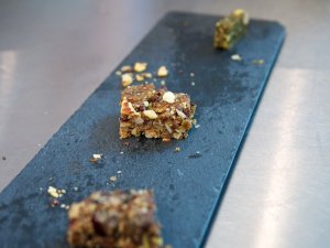 Müsliriegel mit Insekten Müsliriegel mit Insekten auf einer Schieferplatte