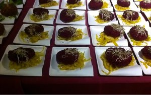 Rote-Rüben-Laibchen Rote-Rüben-Laibchen auf Curry-Krautsalat