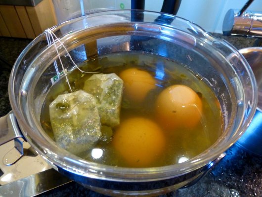 Eier färben mit grünem Tee