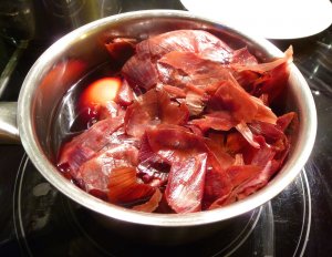 Eier im Zwiebelschalensud