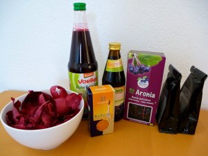 Zutaten Zwiebelschalen, Rote-Rüben-Saft, Kurkuma, Holundersaft, Aroniabeeren, Grüntee