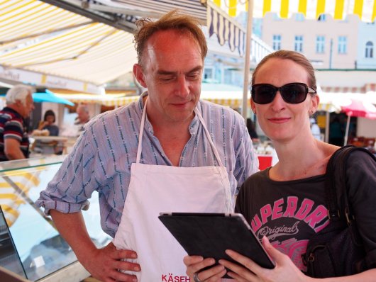 Andrzej Koch "Der Schweizer" und Sabine Hallwachs am Karmeltiermarkt